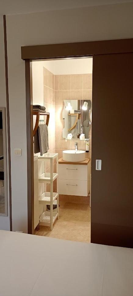 Logis Hotel Les Confins Du Perche Sceaux-sur-Huisne 외부 사진