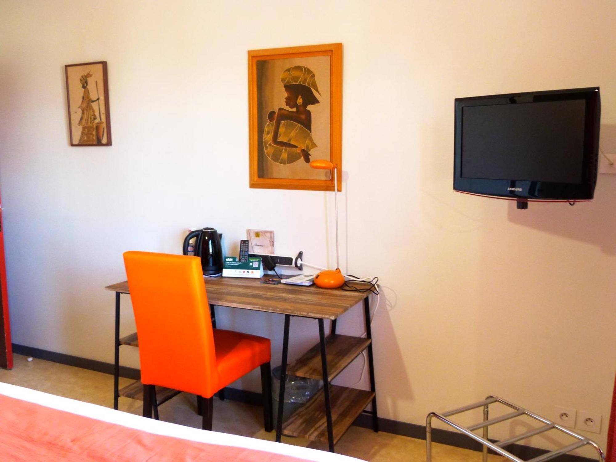 Logis Hotel Les Confins Du Perche Sceaux-sur-Huisne 외부 사진
